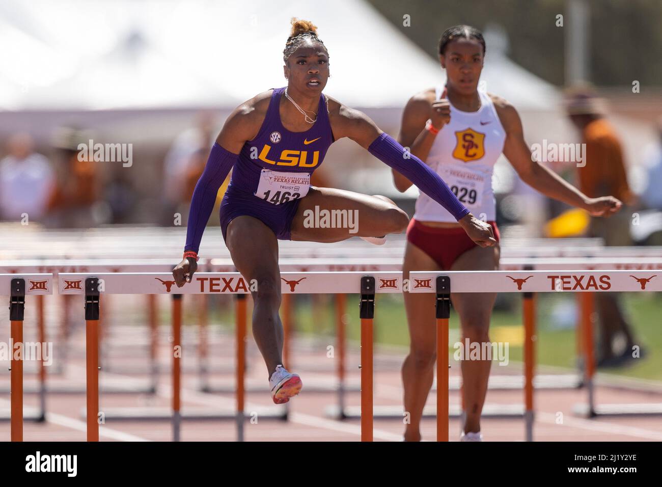 Alia Armstrong de LSU gana los 100 vallos durante el 94th Clyde