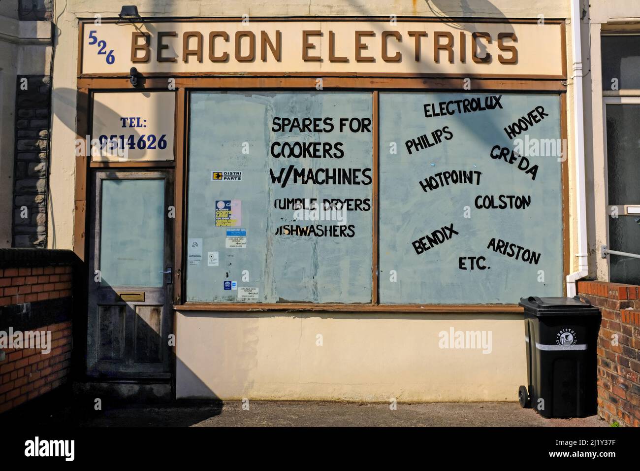 Una tienda de electricidad cerrada en Bristol, Reino Unido Foto de stock