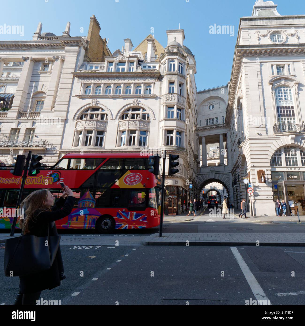 Londres, Gran Londres, Inglaterra, marzo de 08 2022: El turista toma una foto en Regent Street mirando hacia la calle aérea como una vista que pasa el autobús. Foto de stock