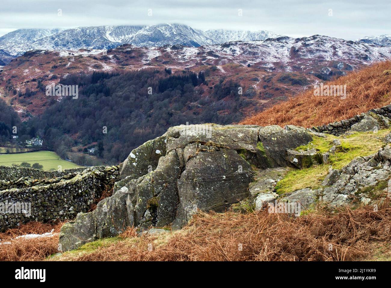 Vista desde arriba de Scandale a Loughrigg cayó en invierno Lake District National Park Cumbria Inglaterra Reino Unido Foto de stock