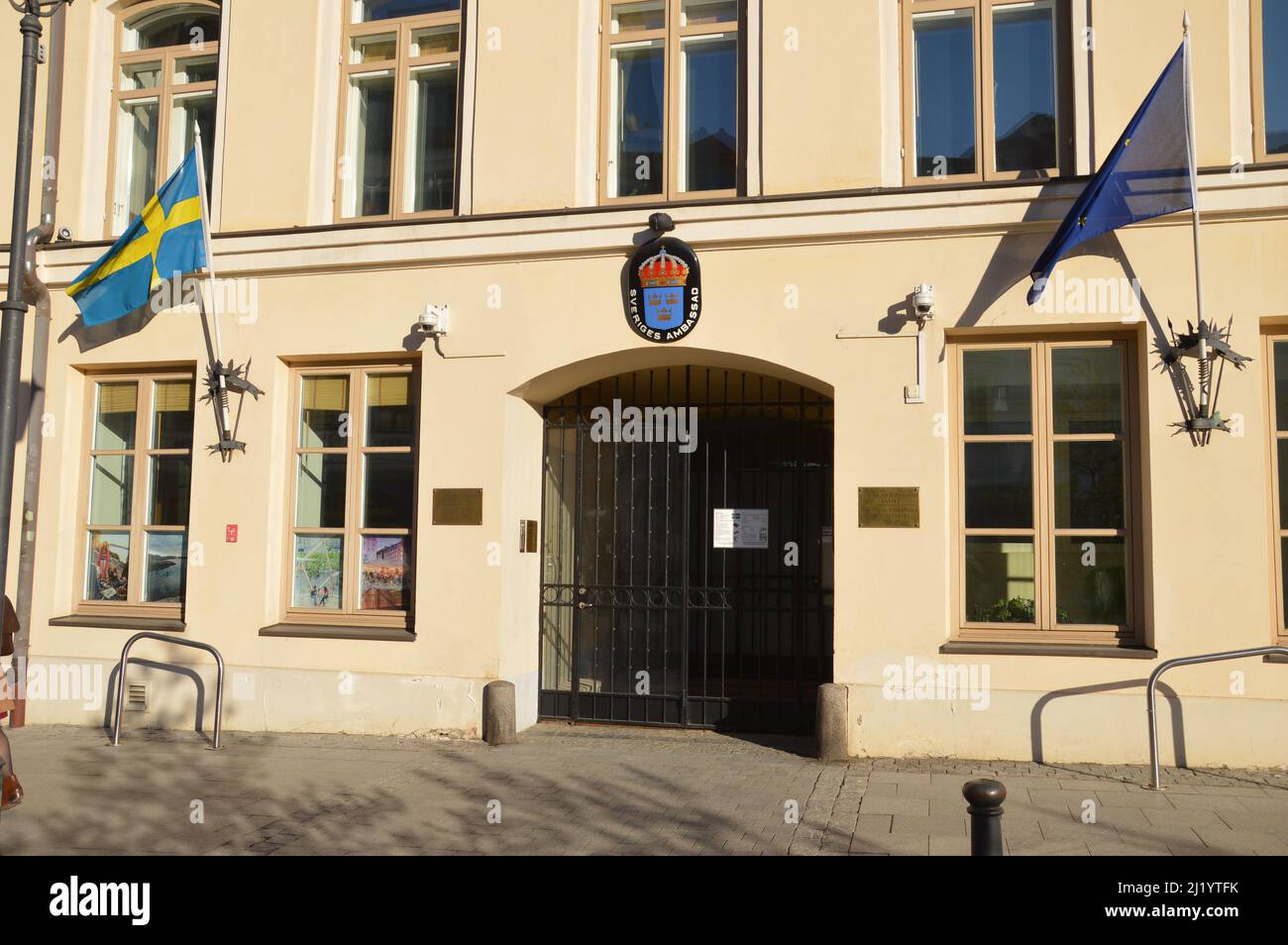 La Embajada de Suecia en el casco antiguo de Vilna, Lituania - marzo de 2022. Foto de stock