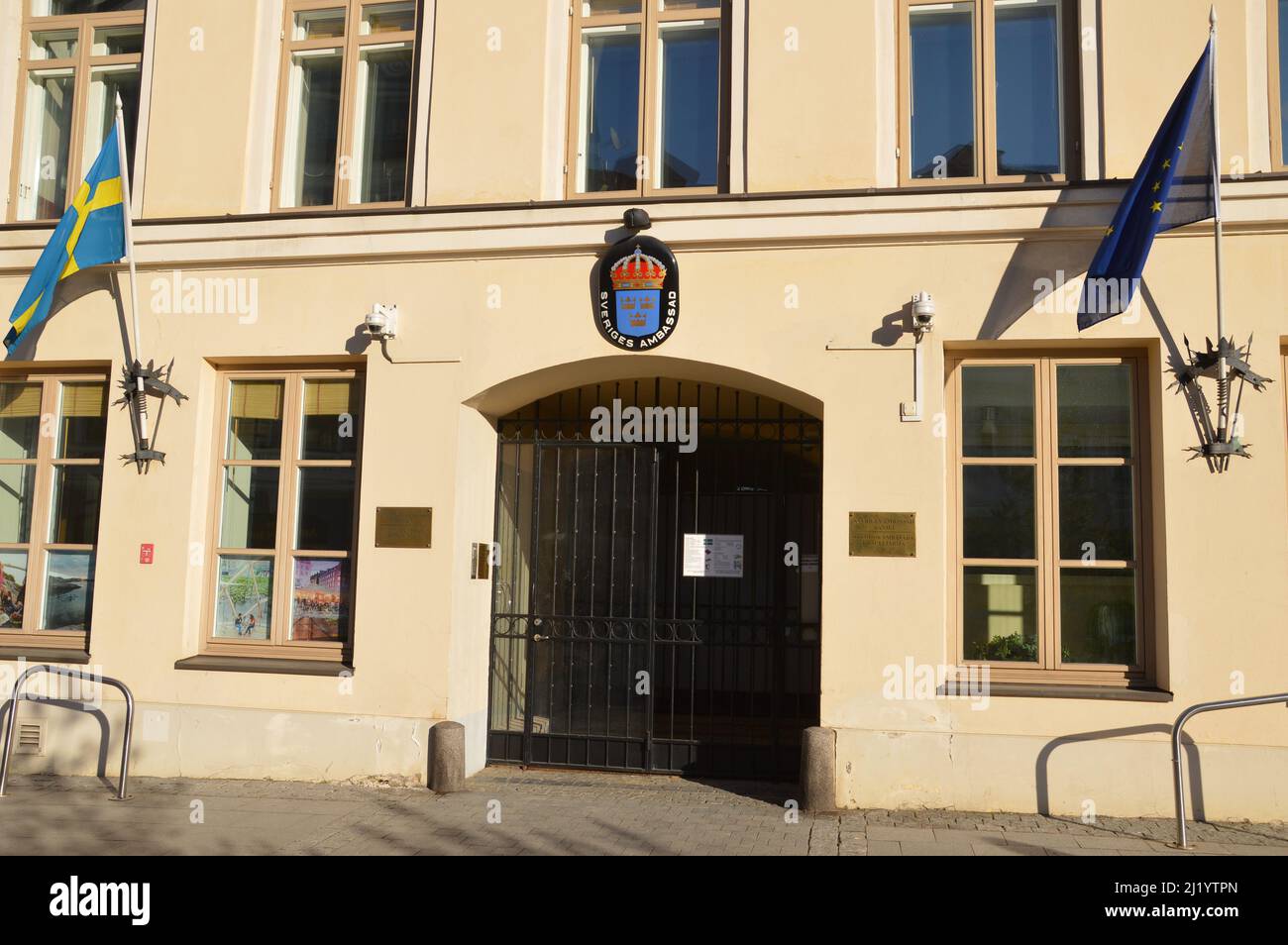 La Embajada de Suecia en el casco antiguo de Vilna, Lituania - marzo de 2022. Foto de stock