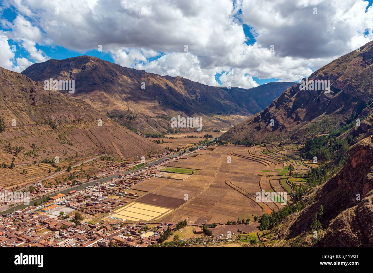 Andes paisaje montañoso en el Valle Sagrado de los Incas con el río Urubamba y el pueblo de Pisac, Provincia de Cusco, Perú. Foto de stock