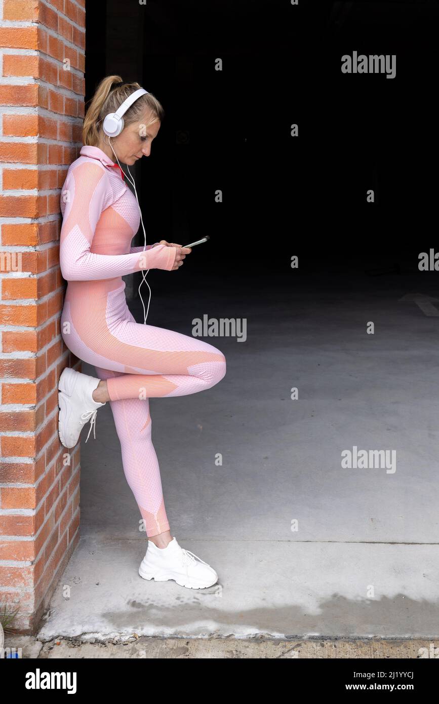 Crossfit mujer fotografías e imágenes de alta resolución - Alamy