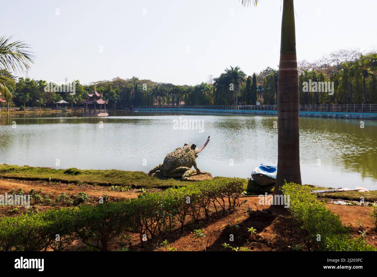 Vista larga del lago Silver en el jardín de la ciudad de Varthti: Varthti-Bagalkot, Karnataka, India-Enero 31,2022 Foto de stock