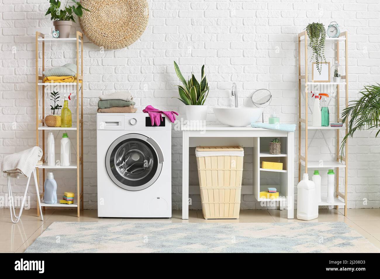 Cesta de lavandería con ropa limpia y colorida aislada en blanco Fotografía  de stock - Alamy