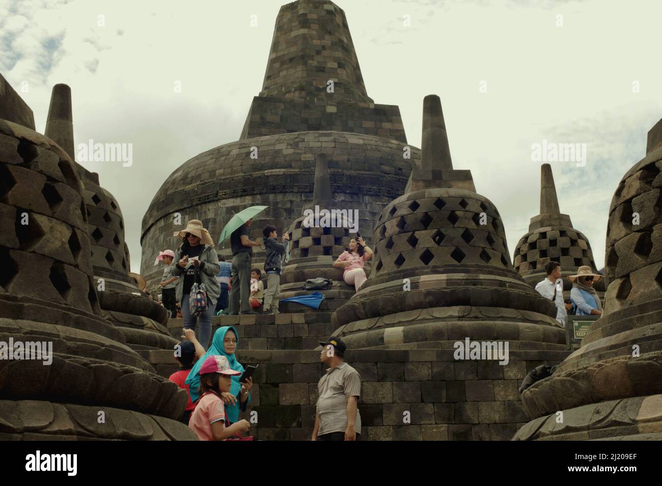 Visitantes que tienen tiempo de recreación en el templo de Borobudur en Magelang, Java Central, Indonesia. Borobudur fue construido por la Dinastía Sailendra, la misma dinastía que gobernó el reino de Srivijaya desde por lo menos el siglo 8th. Foto de stock