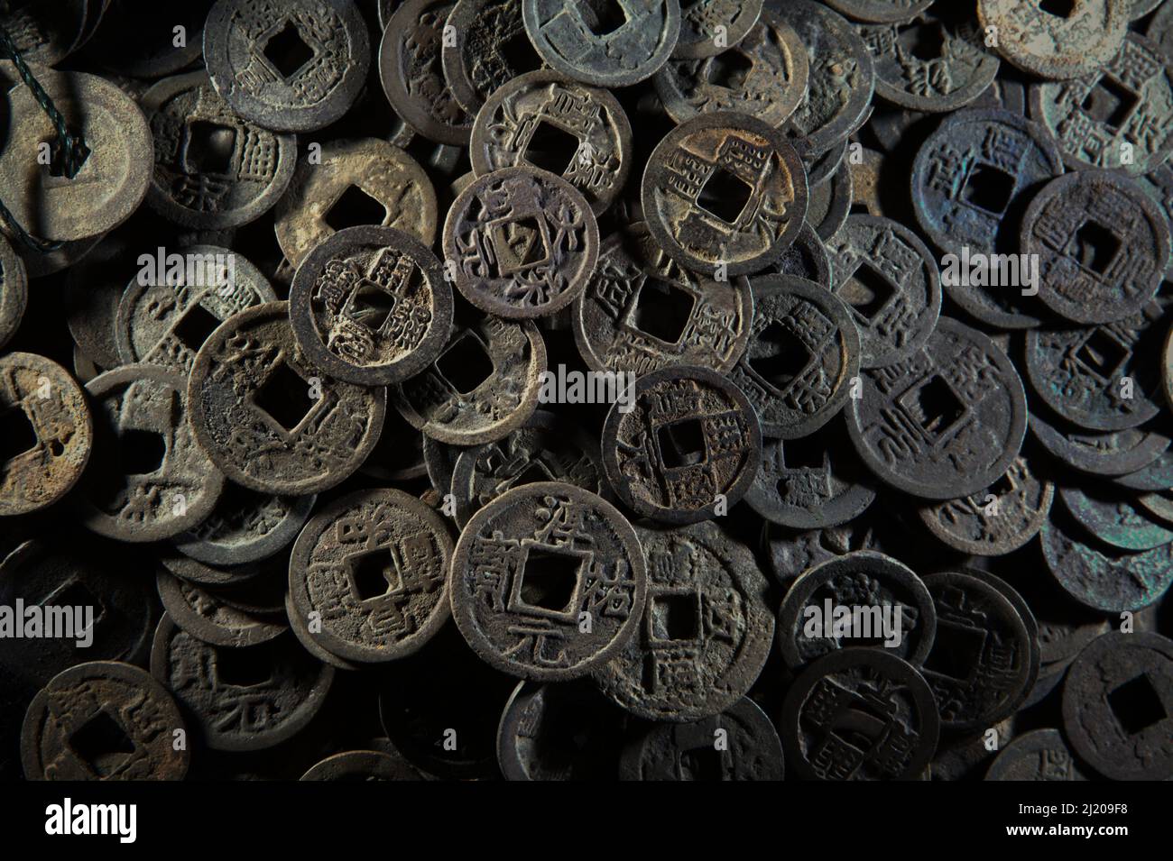 Antiguas monedas chinas fechadas entre 2th y 13th siglos que se recogen de los aldeanos que viven en el delta del río Batanghari en Jambi, Indonesia. 'La mayoría de las monedas son de la era del emperador Li Yuan (618-626 d.C.) de la dinastía Tang, seguido por monedas emitidas por Shen Tsung (1067-1085) de la dinastía Song,' dijo Roy Mardianto, el coleccionista que posee estas monedas en Jambi. Antiguos registros chinos informaron que Srivijaya no emitió sus propias monedas. 'No tienen efectivo de cobre de cuerda, pero usan trozos de plata en sus transacciones comerciales', escribió Chau Ju-kua (Zhao Rugua) Foto de stock