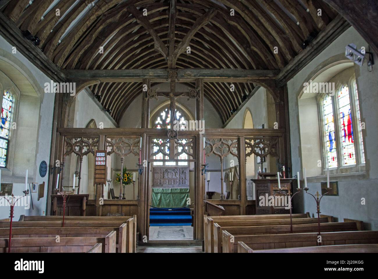 Interior de la histórica iglesia de Santa María en el pueblo de Hampshire de Hartley Wespall. Las vigas de madera datan de la época medieval. Foto de stock