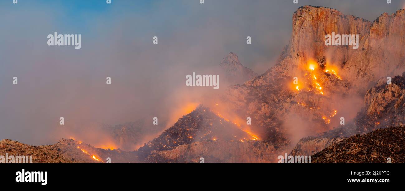 Los relámpagos comenzaron fuego en terreno escarpado y escarpado, Pusch Ridge, las montañas de Santa Catalina, Coronado National Forest, Arizona, EE.UU. 6th de junio de 2020. Foto de stock