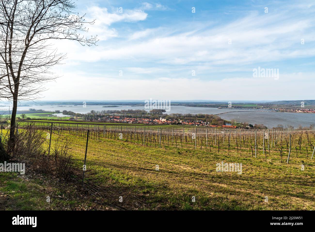 Dolni Vestonice pueblo con la presa de Nove Mlyny en la república Checa durante el hermoso día de primavera Foto de stock