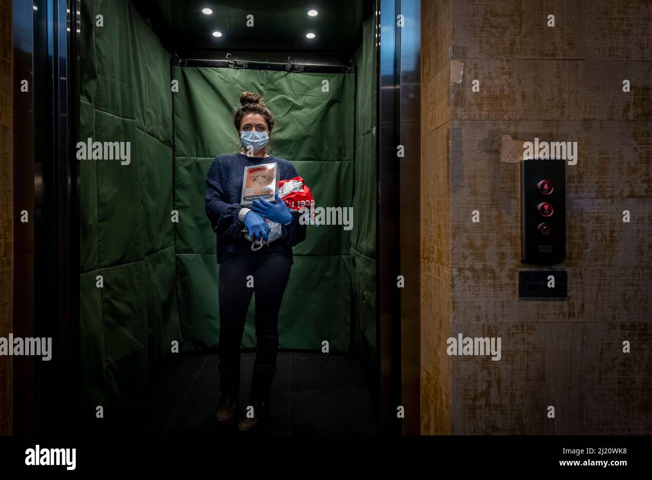 Emily Small, fundadora del orfanato Goongerah Wombat, rescatadora de vida silvestre y cuidadora, subiendo el ascensor hasta su apartamento en el centro de la ciudad de Melbourne durante el Co Foto de stock