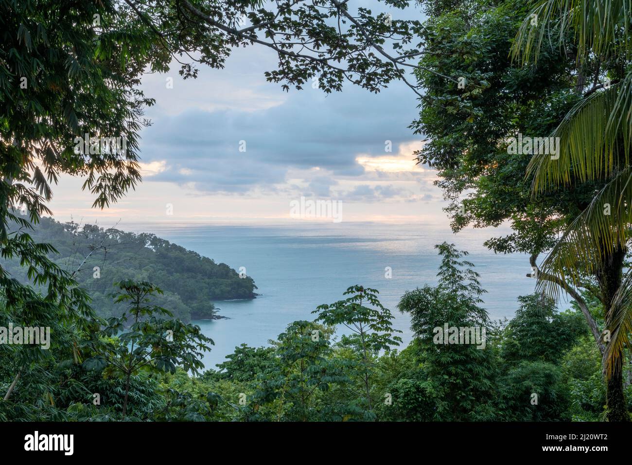 Paisaje costero en el borde del Océano Pacífico Parque Nacional Manuel Antonio, Quepos, Costa Rica Foto de stock