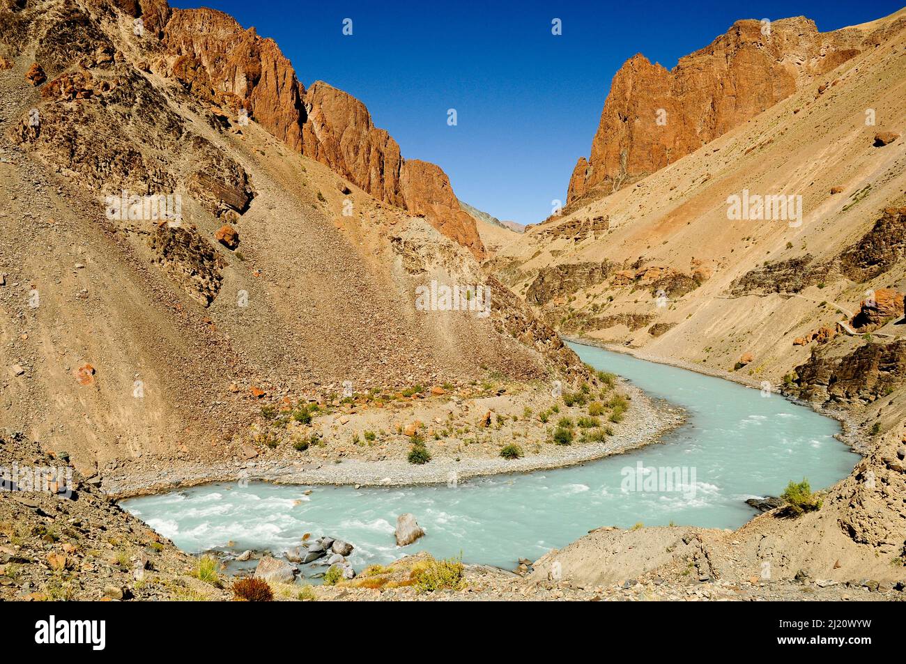 Río Tsarap con agua azul pálido de derretimiento glacial, y el valle circundante. Zanskar, Ladakh, India. Septiembre 2011. Foto de stock