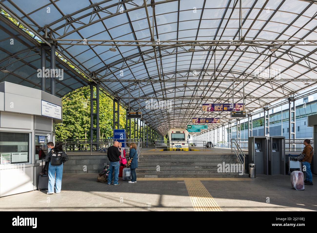 Kiev, Ucrania - 7 de septiembre de 2021: Pasajeros y tren en la estación de tren en el aeropuerto de Boryspil en Kiev, Ucrania. Viajes ucranianos. Foto de stock