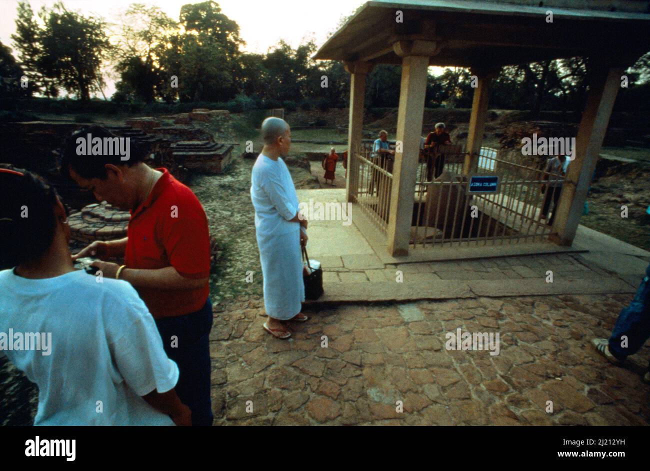 Sarnath India Nun budista visitando el Pilar Ashoka Foto de stock