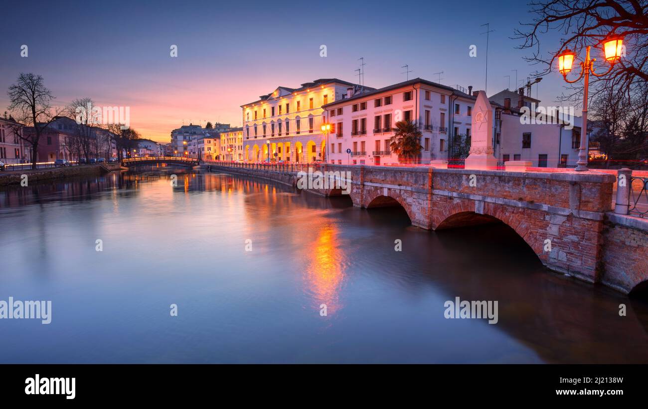 Treviso, Italia. Imagen panorámica del paisaje urbano de Treviso, Italia con la Universidad de Padua en la puesta de sol de primavera. Foto de stock