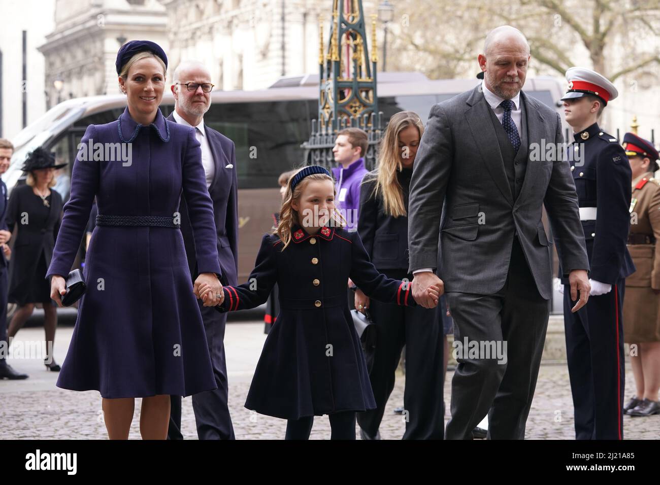 Zara, Mia y Mike Tindall llegan para un Servicio de Acción de Gracias por  la vida del Duque de Edimburgo, en la Abadía de Westminster en Londres.  Fecha de la foto: Martes