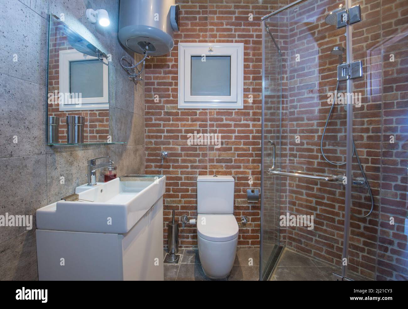 Cuarto de baño con pared de ladrillo fotografías e imágenes de alta  resolución - Alamy