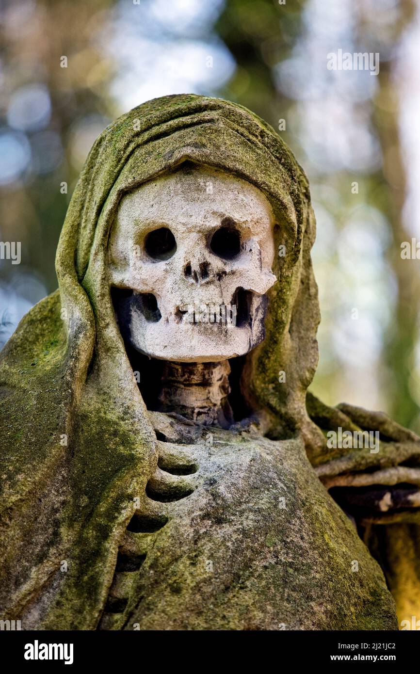 Escultura Grimm Reaper en el cementerio de Melaten, Alemania, Renania del Norte-Westfalia, Renania, Colonia Foto de stock