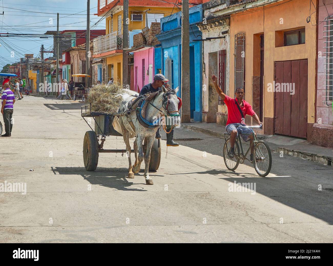 El biker saluda a su frito con un carruaje tirado por caballos, Cuba, Sancti Spiritus, Trinidad Foto de stock