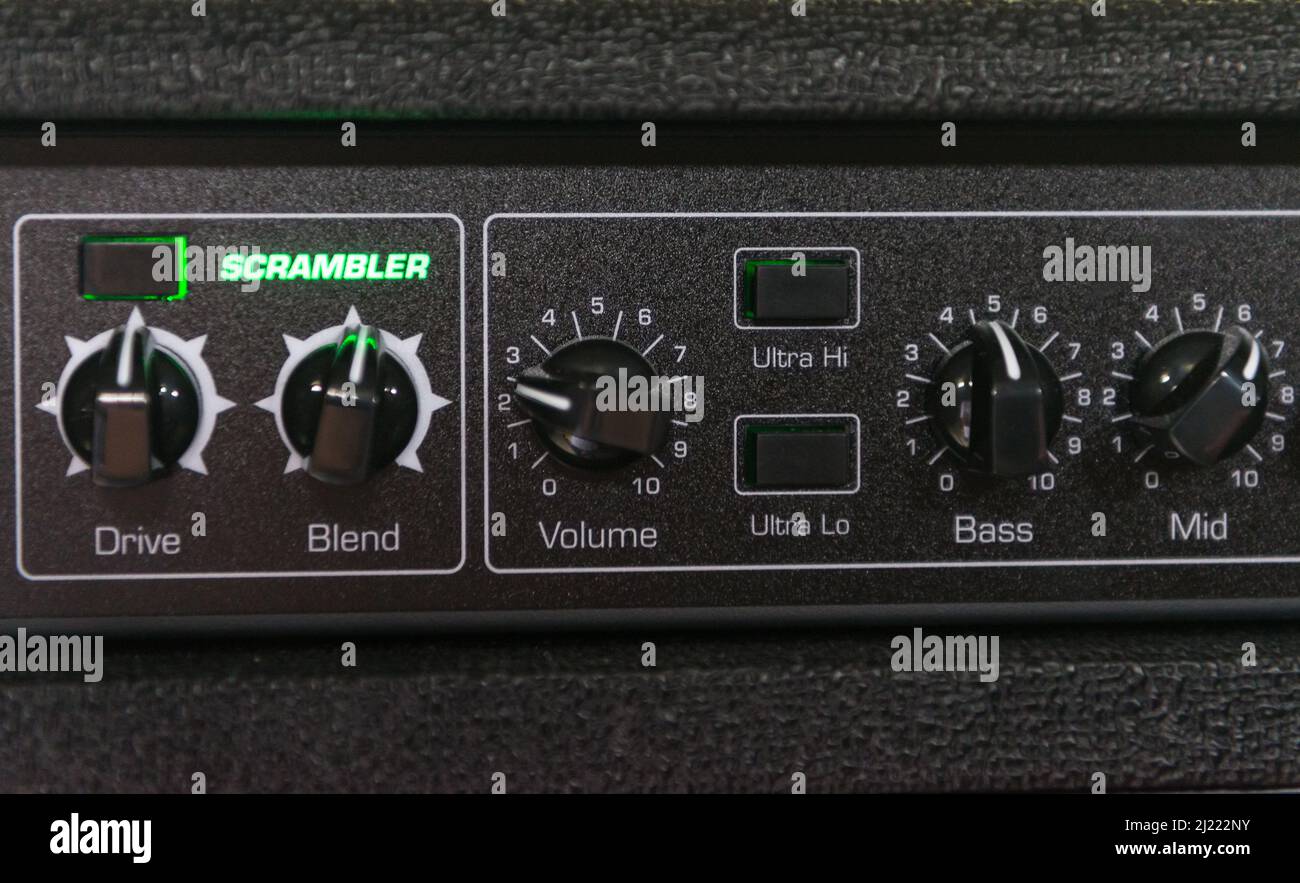 Detalles de un amplificador de graves con mandos de volumen, MIX y otros  botones para mejorar la calidad del sonido. El aparato tiene luces verdes  Fotografía de stock - Alamy
