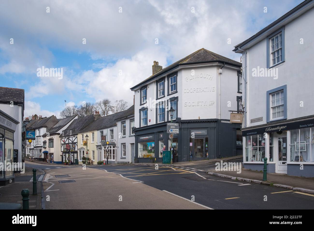 Vista de las tiendas de Broad Street en la ciudad de Modbury, Devon, South Hams Foto de stock