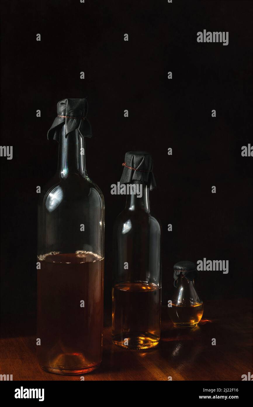 Bodegón de botellas y vino blanco en persptiva. / Vida fija de botellas y vino blanco en perspectiva. / Foto de stock