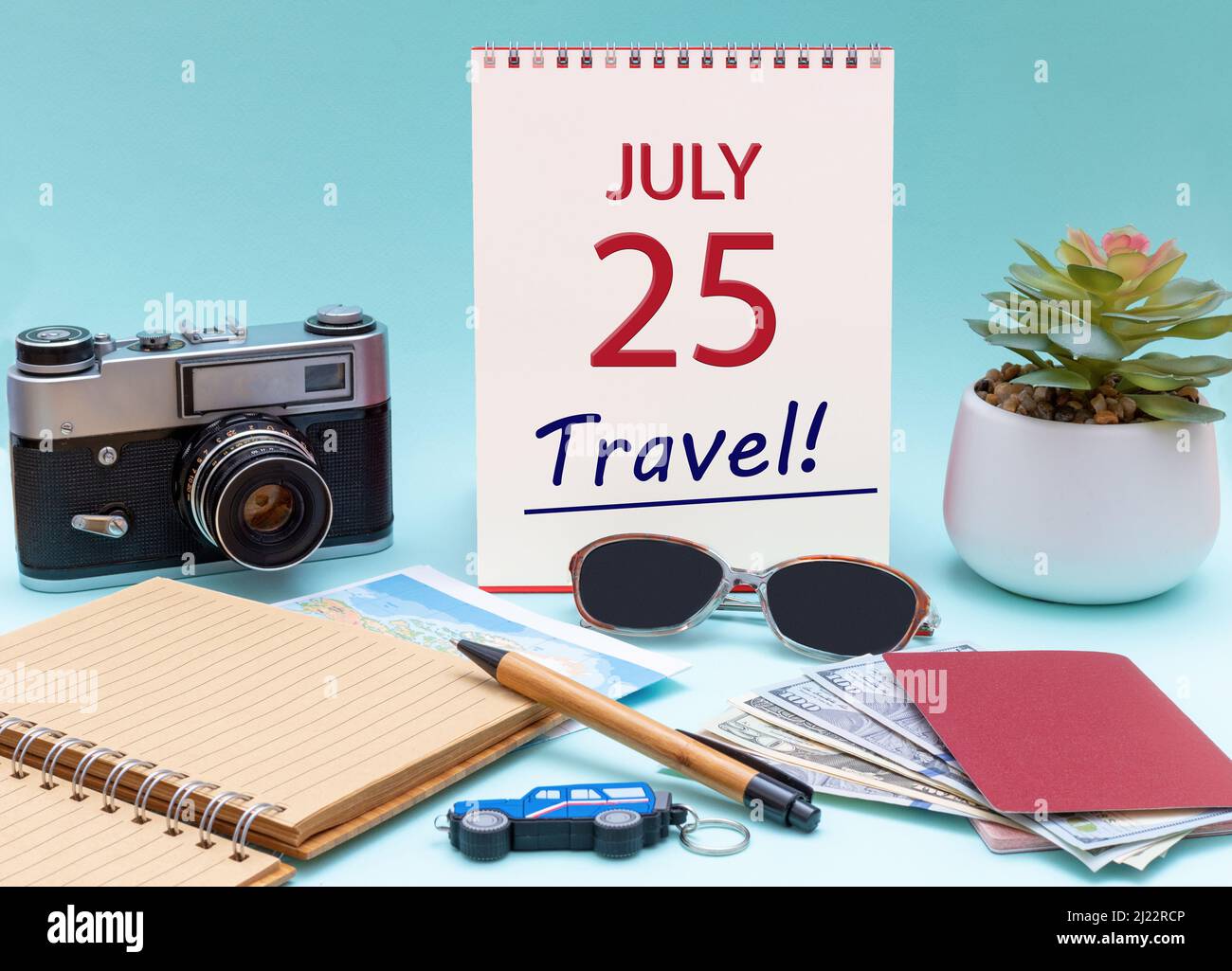 25th días de julio. Planificación de viajes, viaje de vacaciones - Calendario con la fecha 25July gafas bloc de notas cámara lápiz pasaporte en efectivo. Mes de verano, día de los vosotros Foto de stock