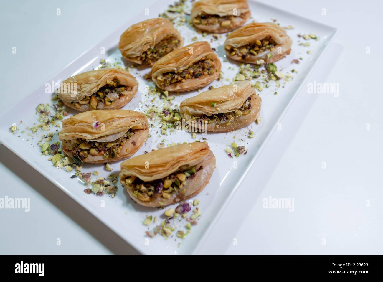 Postre árabe tradicional - una bandeja con una variedad de dulces - deliciosos pasteles creativos de Oriente Medio - cocina árabe Foto de stock