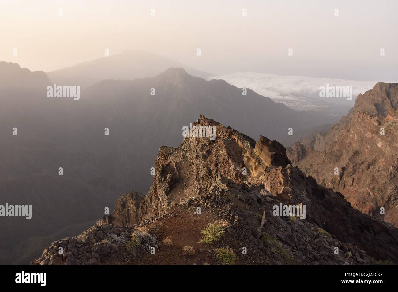 Roque de los Muchachos, elevación de 2423m , el lugar más alto de las Islas Canarias La Palma, situado en el Parque Nacional Caldera de Taburiente. Foto de stock