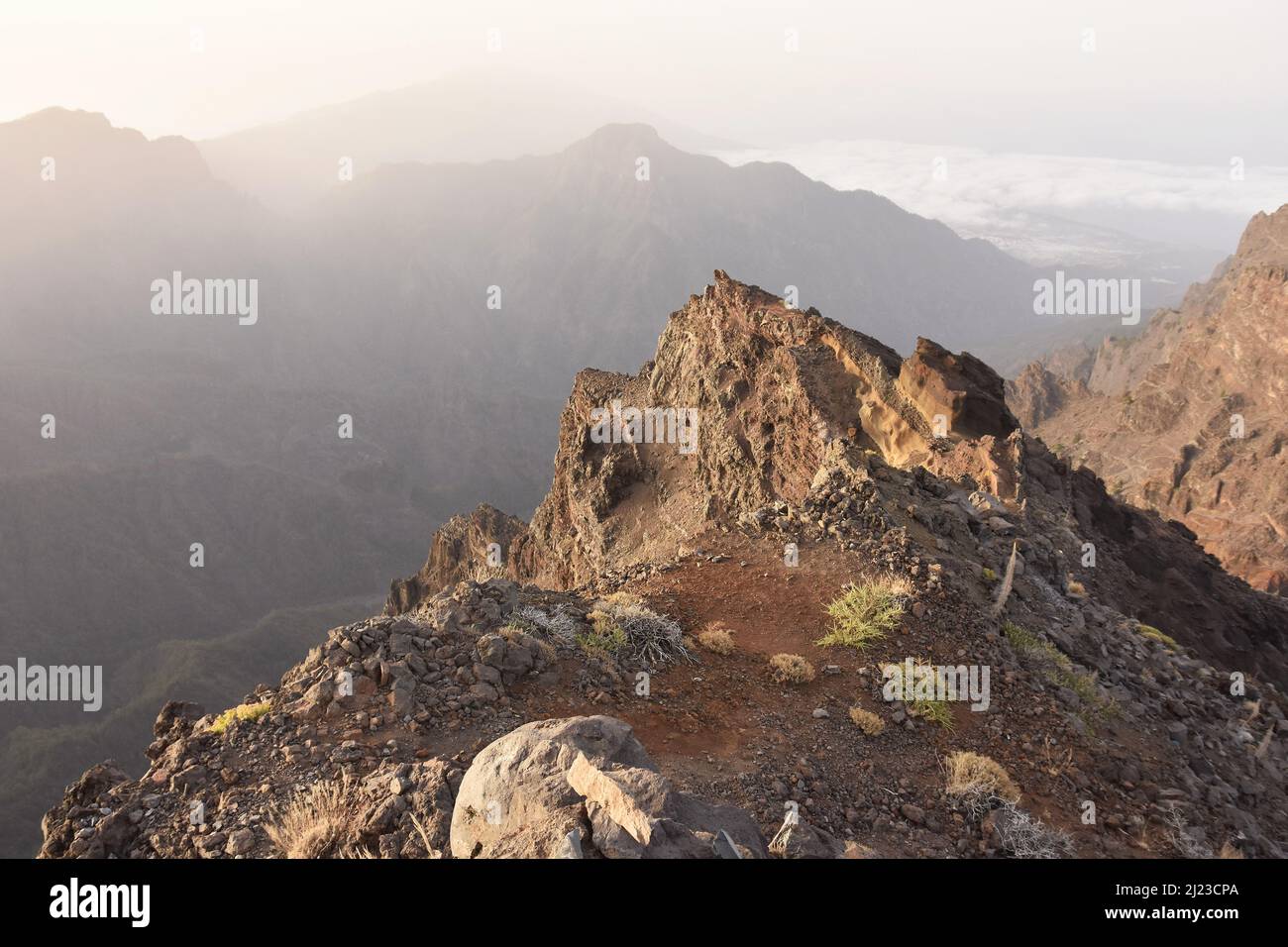 Roque de los Muchachos, elevación de 2423m , el lugar más alto de las Islas Canarias La Palma, situado en el Parque Nacional Caldera de Taburiente. Foto de stock