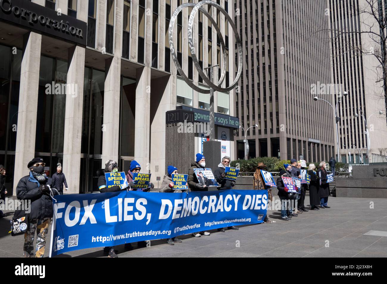 Como Se Dice Fox En Español 29 de marzo de 2022, Nueva York, Nueva York, EE.UU.: El grupo de activistas  se levantan y resisten a realizar una protesta fuera del edificio de News  Corp., donde el estudio Fox