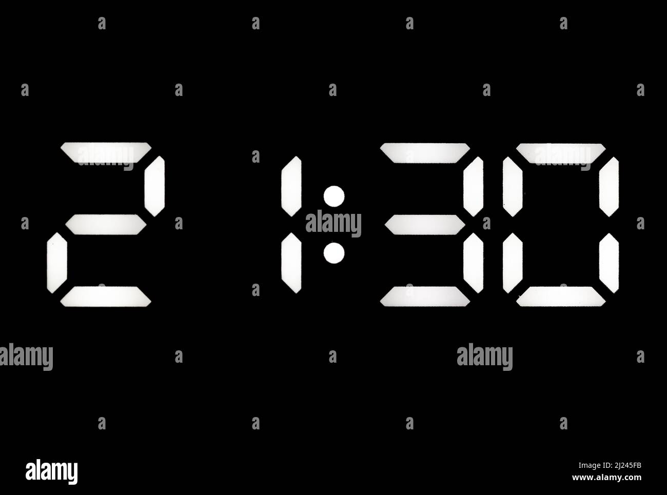 Reloj digital LED blanco real sobre fondo negro que muestra el tiempo 21:30  Fotografía de stock - Alamy
