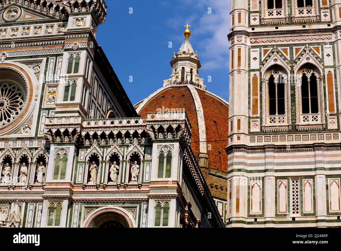 La Catedral y el Campanile son dos de la icónica edificios renacentistas en el centro de Florencia Italia Foto de stock