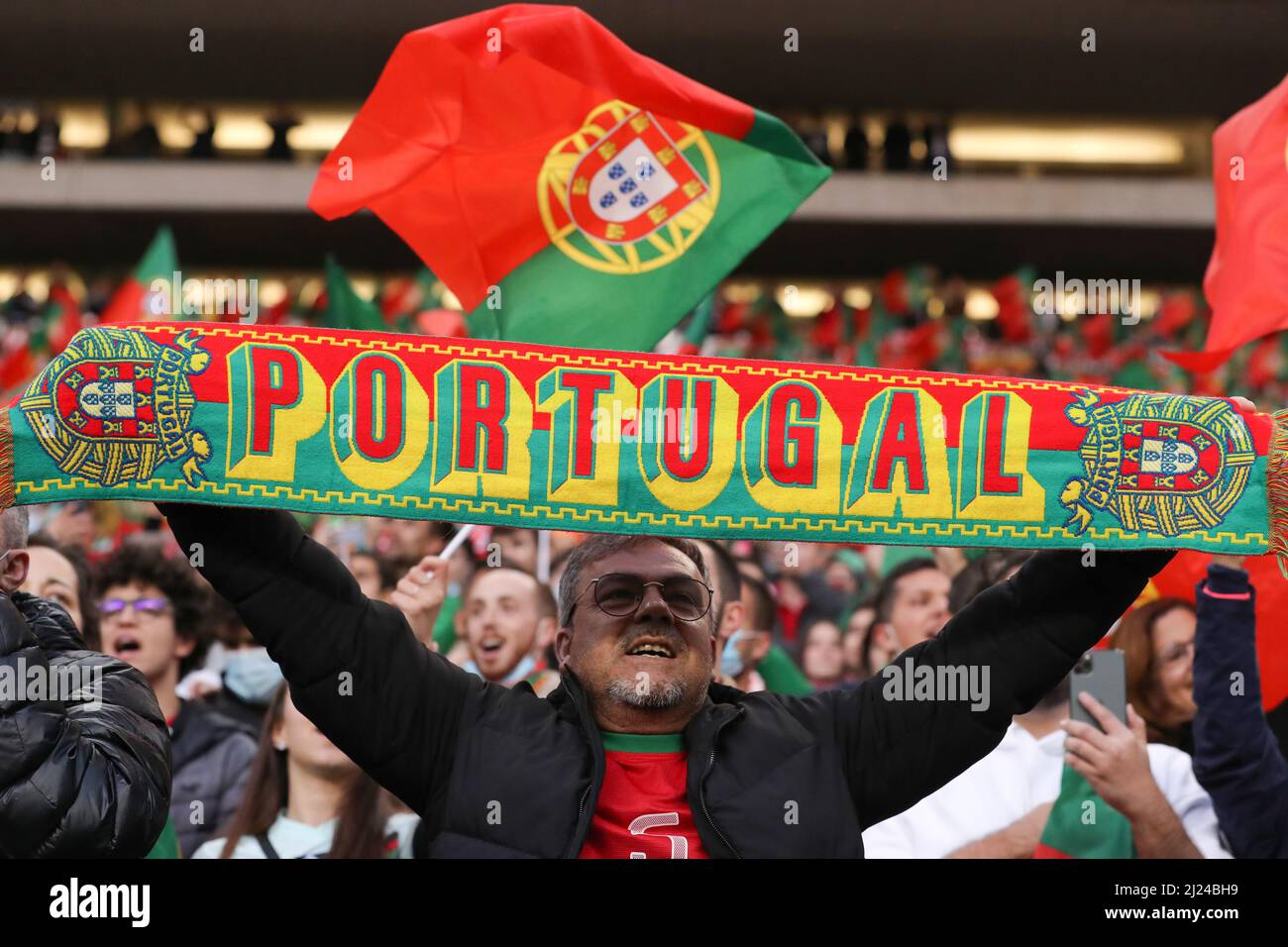 Porto, Portugal, 29th de marzo de 2022. Los seguidores de Portugal  sostienen bufandas y banderas ondeadas durante el partido europeo de  clasificación de la Copa Mundial de la FIFA 2022 en el