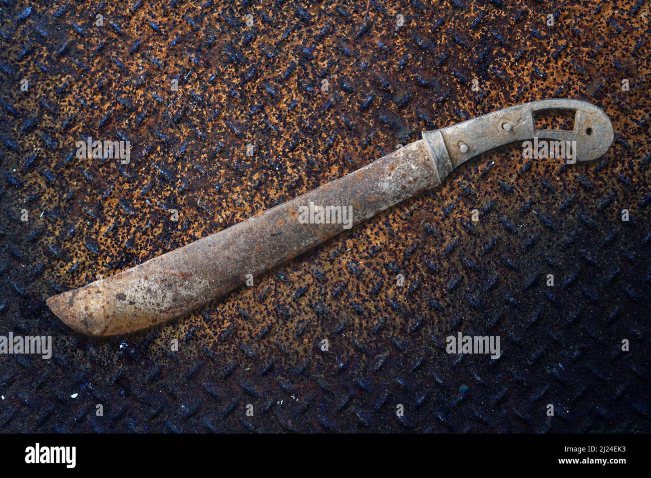 machete viejo oxidado en placa de hierro oxidado Fotografía de stock - Alamy