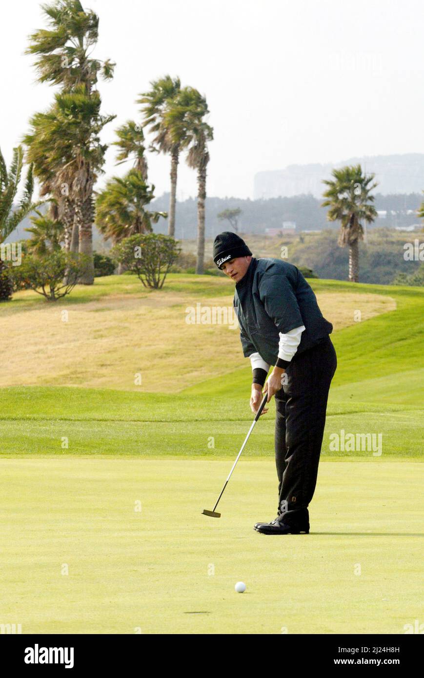 26 de noviembre de 2004-Seogwipo, Corea del Sur-Zach Johnson Poniendo a jugar en un PGA TOUR Championship 2round trece salas en Jeju Island el 26 de noviembre de 2004, Corea del Sur. Foto de stock