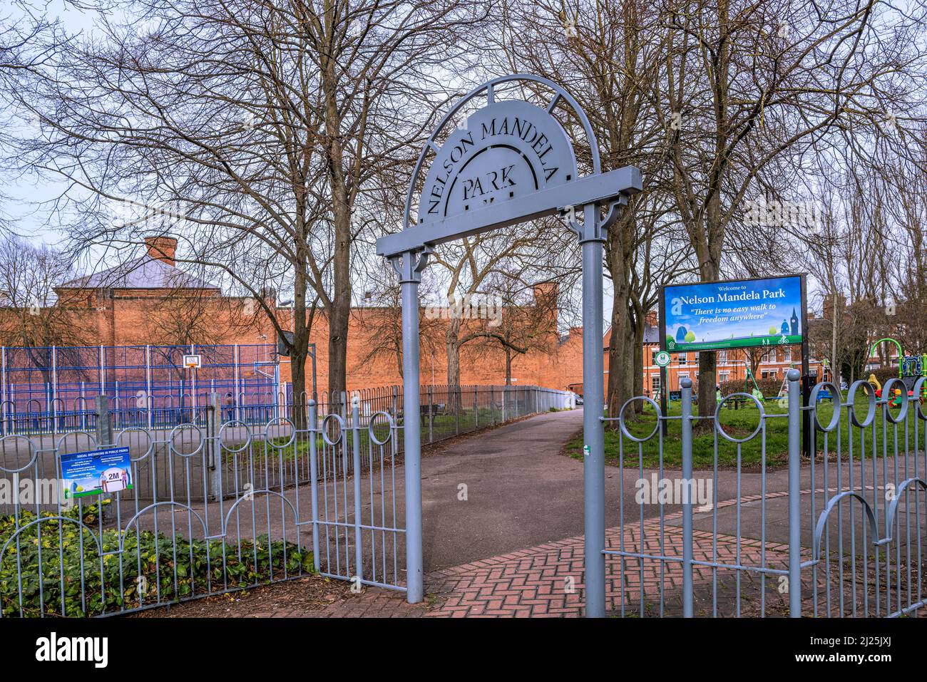 El conmovedor parque Nelson Mandela en Leicester está al lado de la prisión. Foto de stock