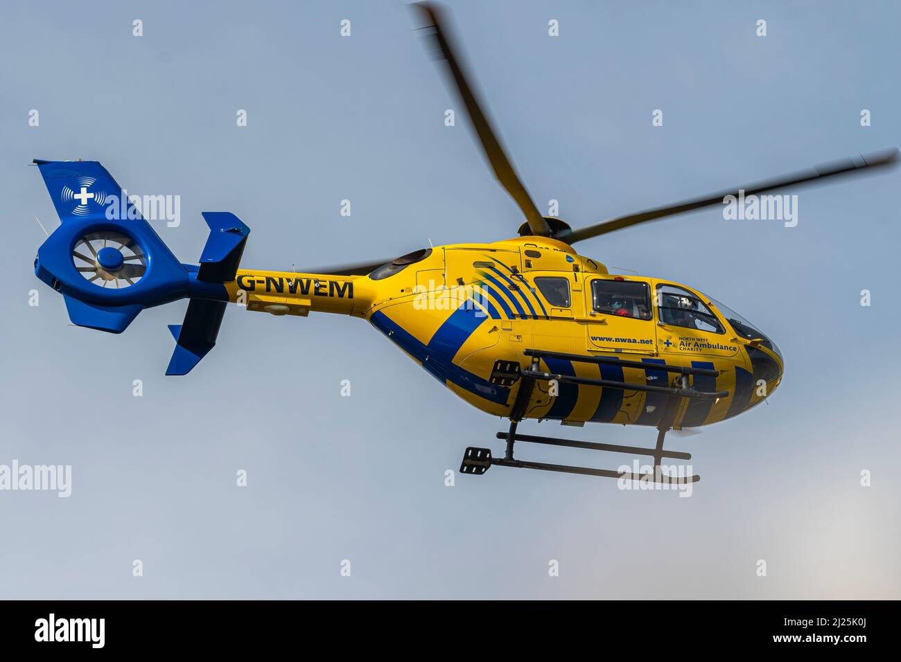 Helicóptero de ambulancia aérea del noroeste, Cheshire, Reino Unido Foto de stock
