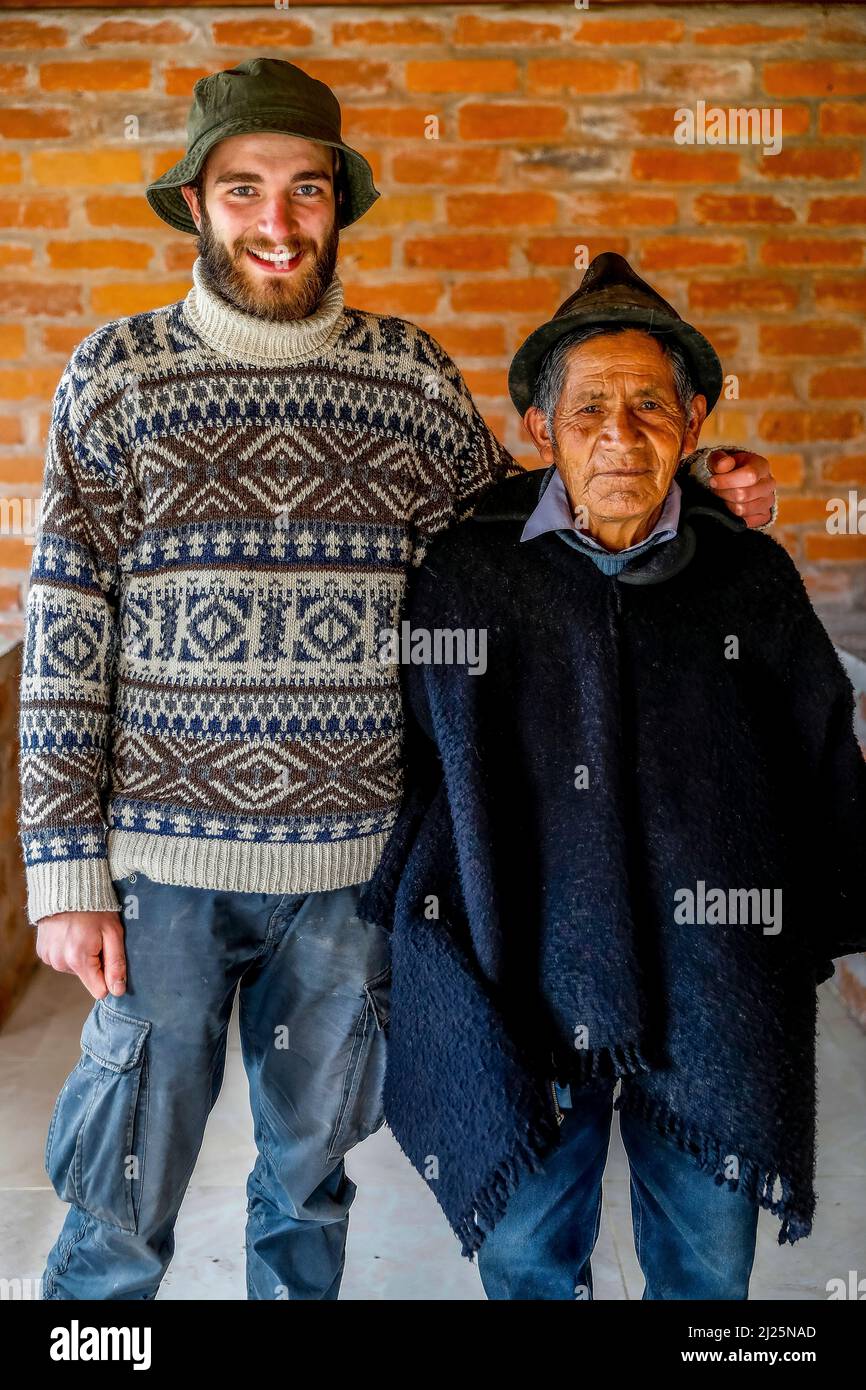 Voluntario francés e indígena ecuatoriano en un pueblo de Chimborazo, Ecuador Foto de stock