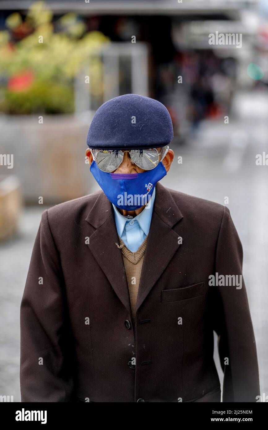Anciano con mascarilla facial en Cuenca, Ecuador Foto de stock
