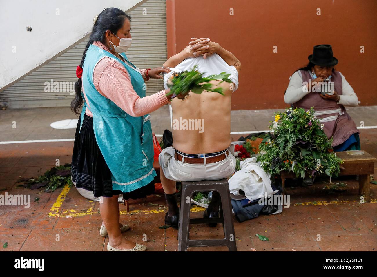 Decano Compulsión sorpresa Mujer indígena realizando una limpia (masaje con hierbas y huevos) en un  centro comercial de Cuenca, Ecuador Fotografía de stock - Alamy