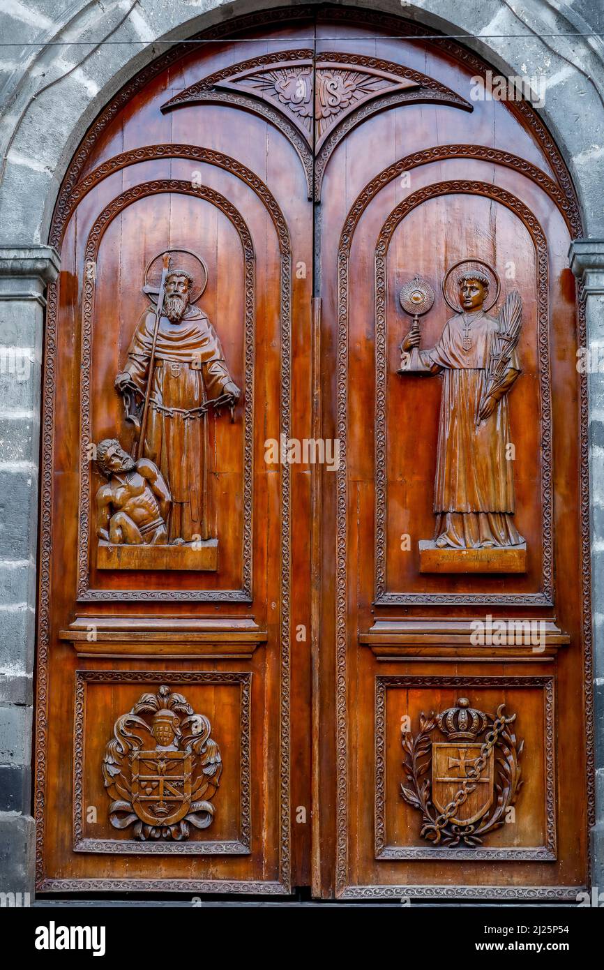 Puertas de la catedral de Ibarra con relieves, Imbabura, Ecuador Fotografía  de stock - Alamy