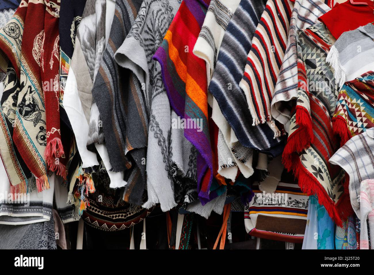 Tienda de ropa tradicional en Riobamba, Ecuador Foto de stock