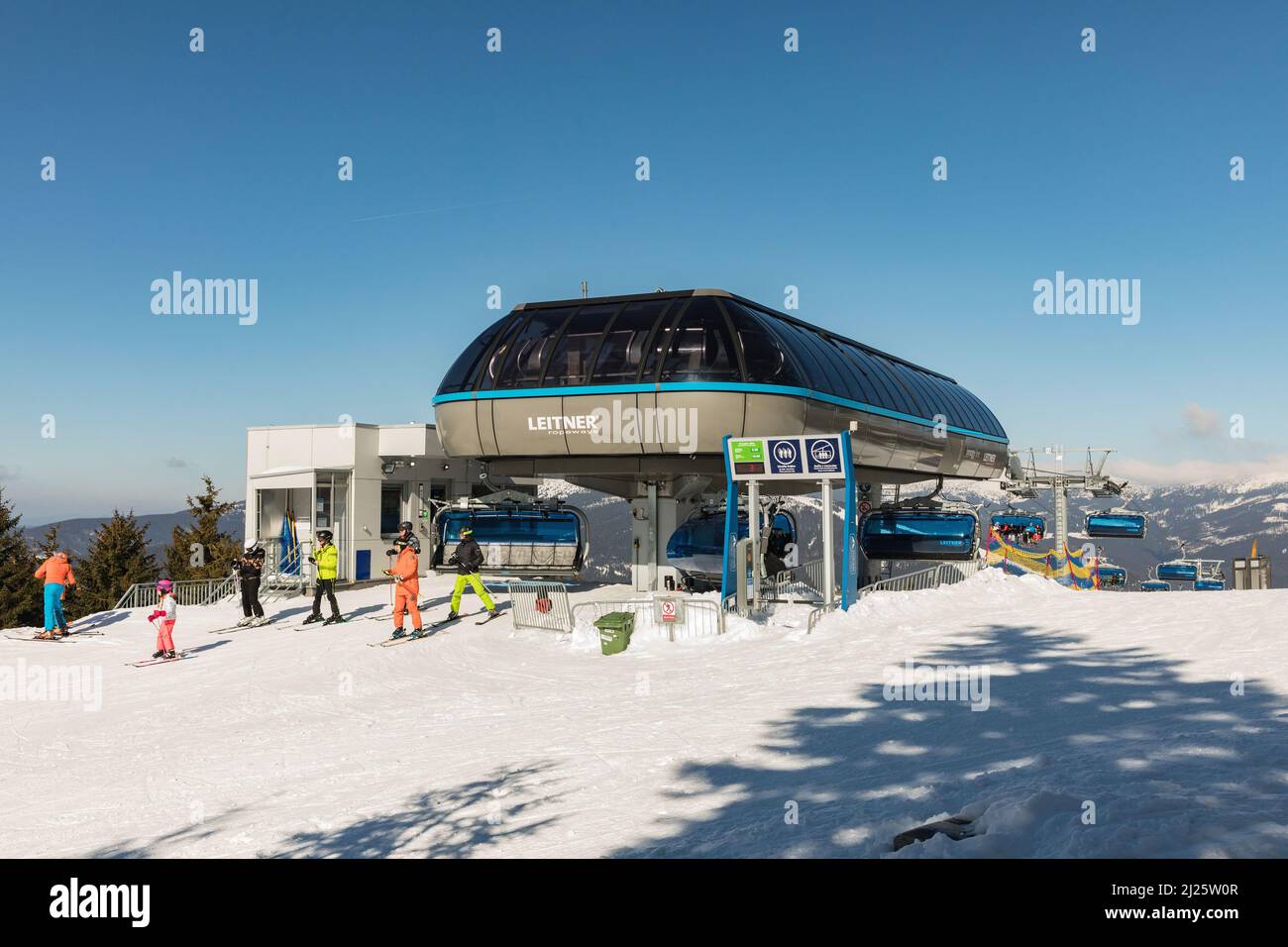 SPINDLERUV MLYN, REPÚBLICA CHECA - 10 de marzo de 2022: Avión, la estación más alta del teleférico. Hromovka en la montaña Krkonose, el esquí checo más popular Foto de stock