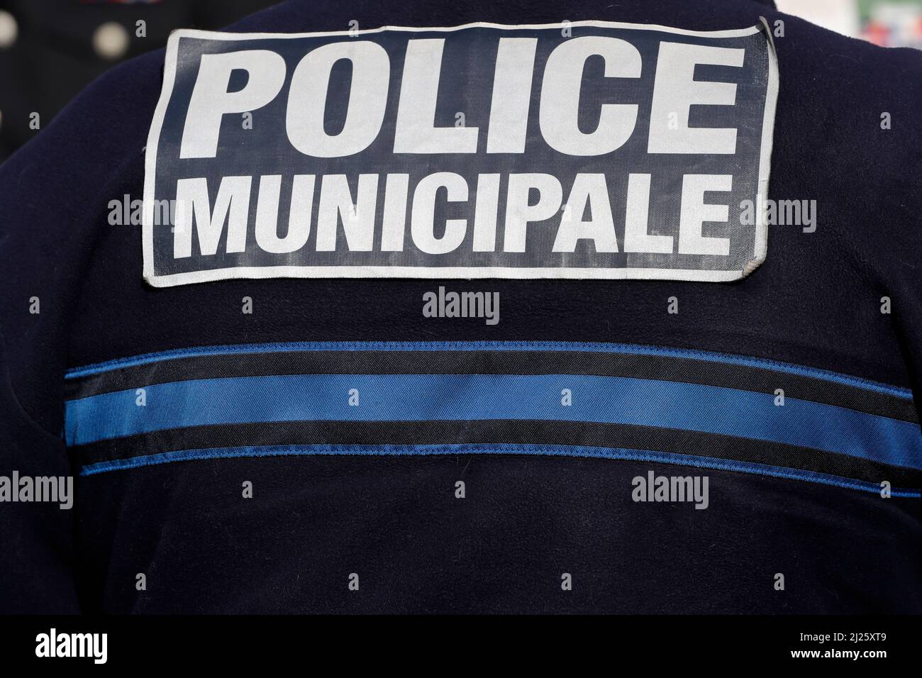 Policía municipal. Insignia y uniforme Fotografía de stock - Alamy