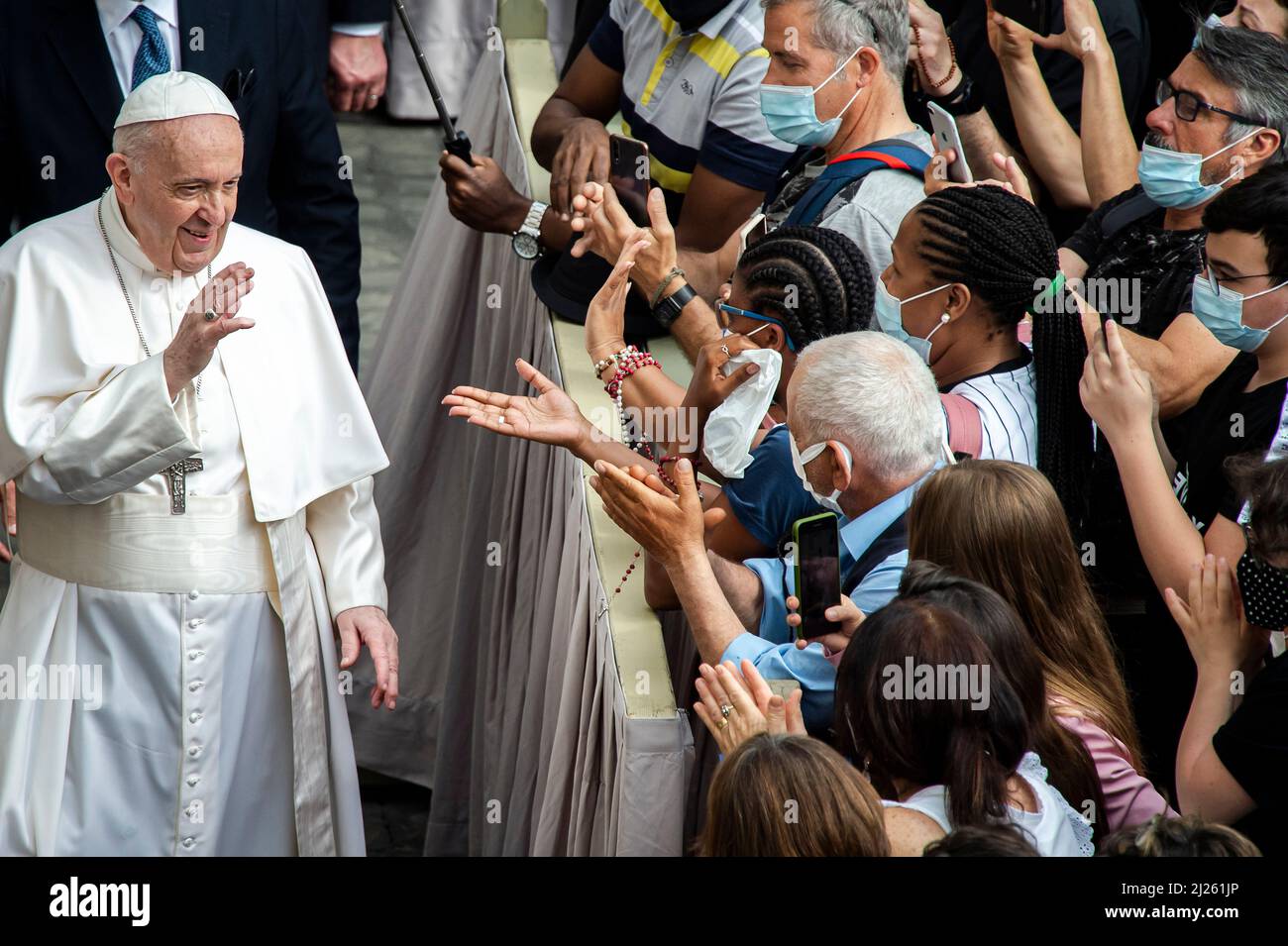 El Papa Francisco se reúne con los fieles al final de una audiencia pública limitada en el patio de San Dámaso en el Vaticano. Foto de stock