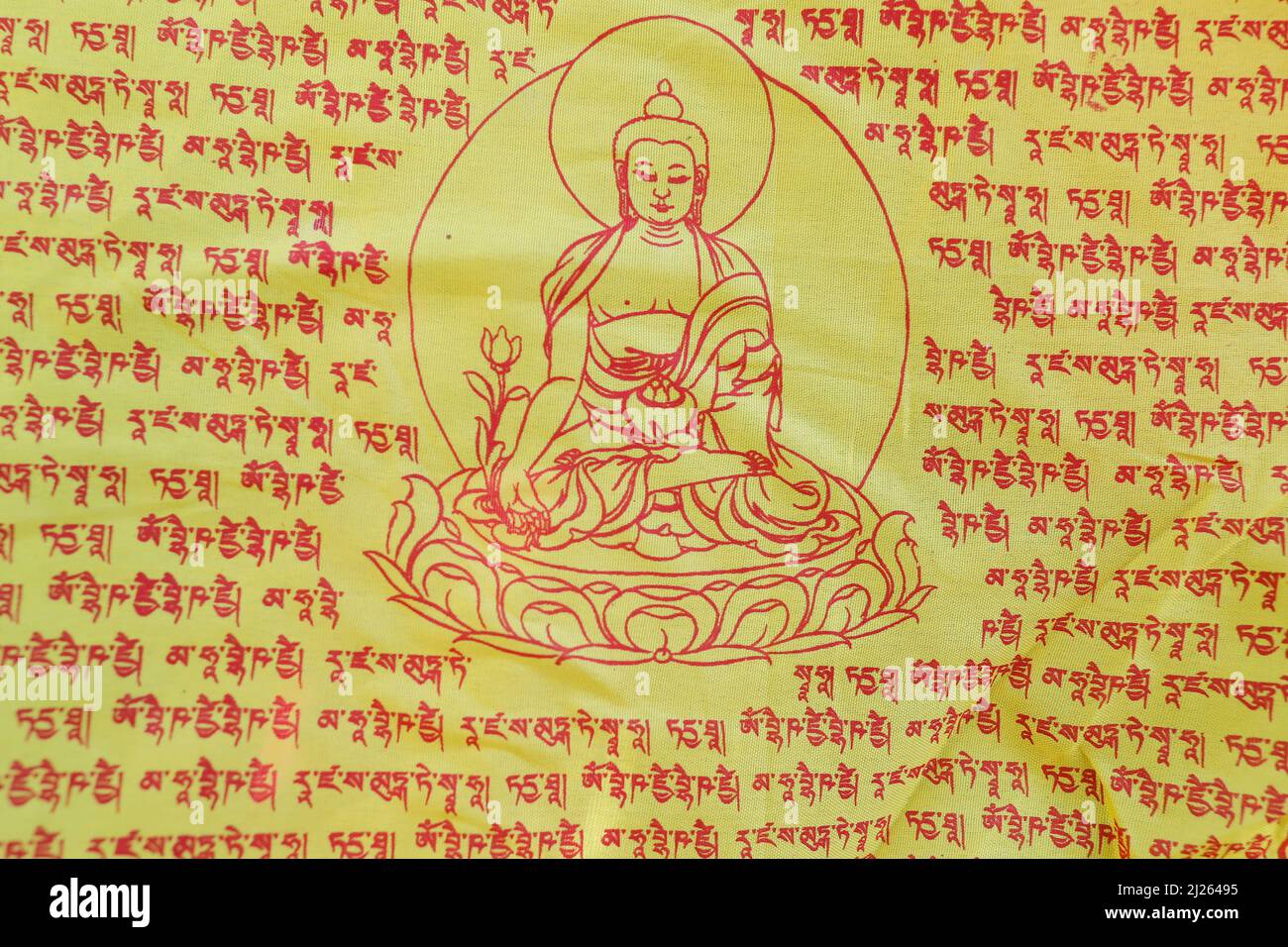 Monasterio de Pema Osel Ling. Bandera Tibetana de Oración por Fe, Paz, Sabiduría, Compasión y Fuerza. Foto de stock