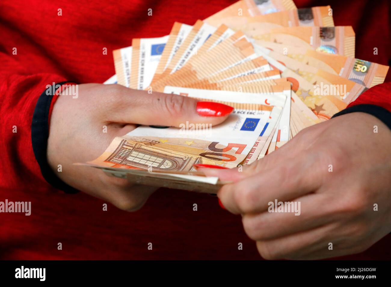 Mujeres manos sosteniendo billetes en moneda euro. Concepto de pago y efectivo. Dinero ilegal y concepto de codicia. Foto de stock